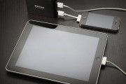 eb7b_igeek_large_capacity_portable_charger_inuse