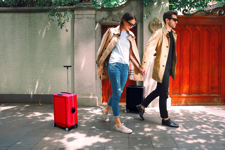 COWAROBOT R1 is a Fully Autonomous Robotic Smart Suitcase - Gadizmo.com